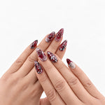 Crimson Romance — press-on nails bordeaux aux arabesques argentées, vue sur les mains