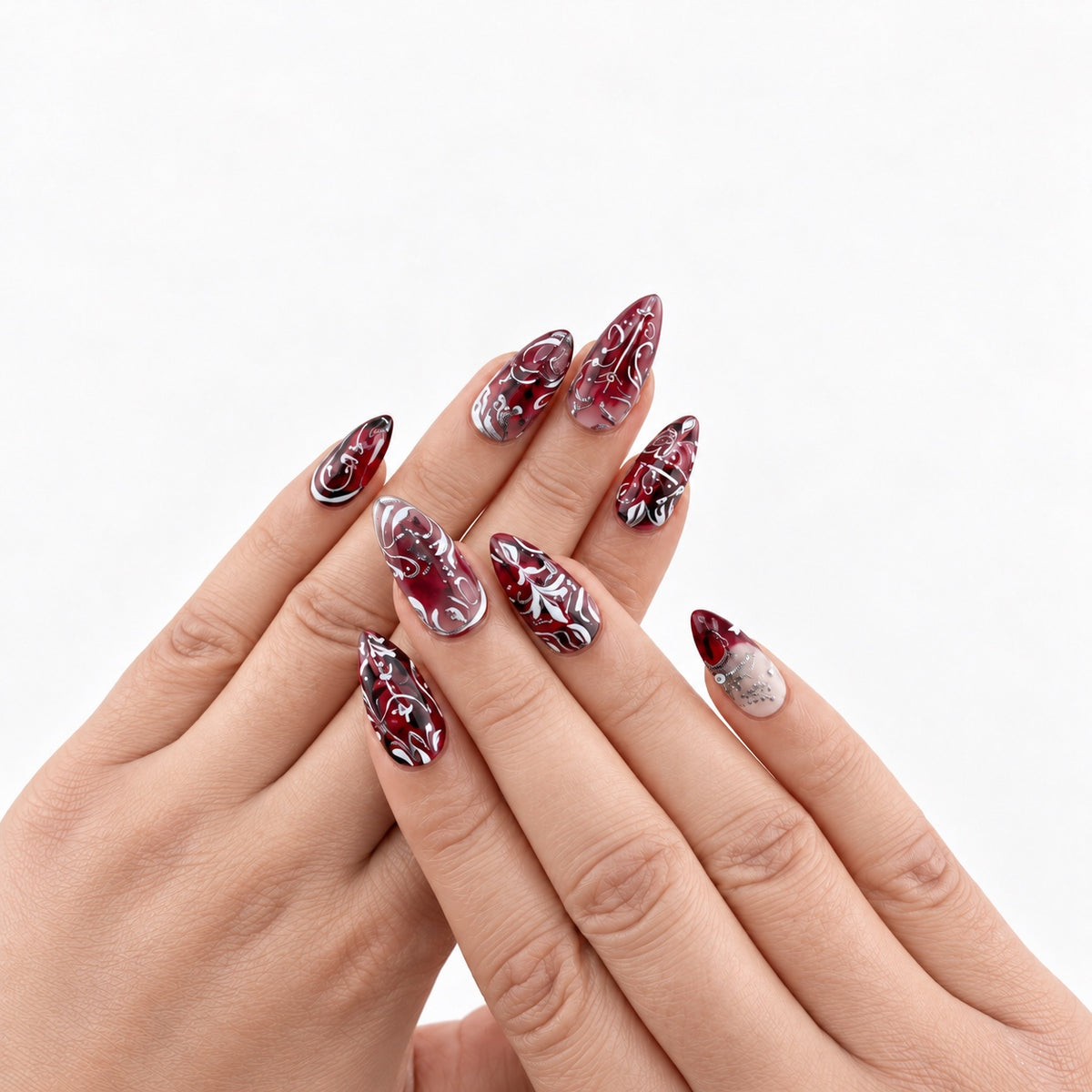 Crimson Romance — press-on nails bordeaux aux arabesques argentées, vue sur les mains