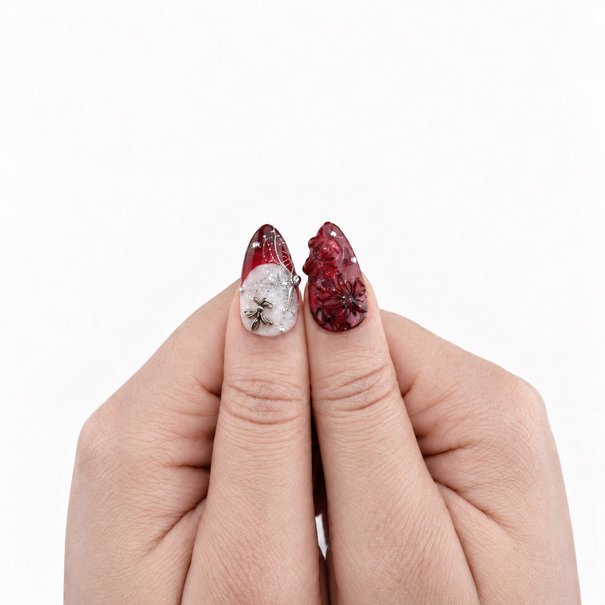 Crimson Romance — press-on nails bordeaux aux arabesques argentées, détail des pouces