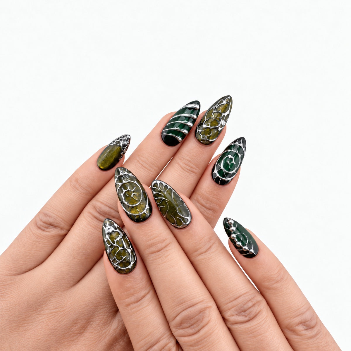Emerald Coven — press-on nails verts aux filigranes argentés, vue sur les mains