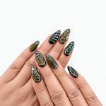 Emerald Coven — press-on nails verts aux filigranes argentés, vue sur les mains