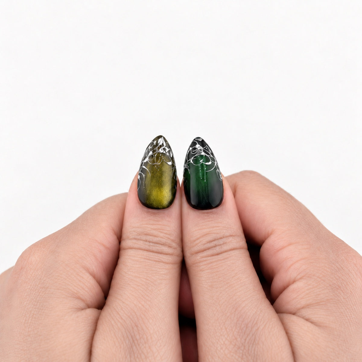 Emerald Coven — press-on nails verts aux filigranes argentés, détail des pouces