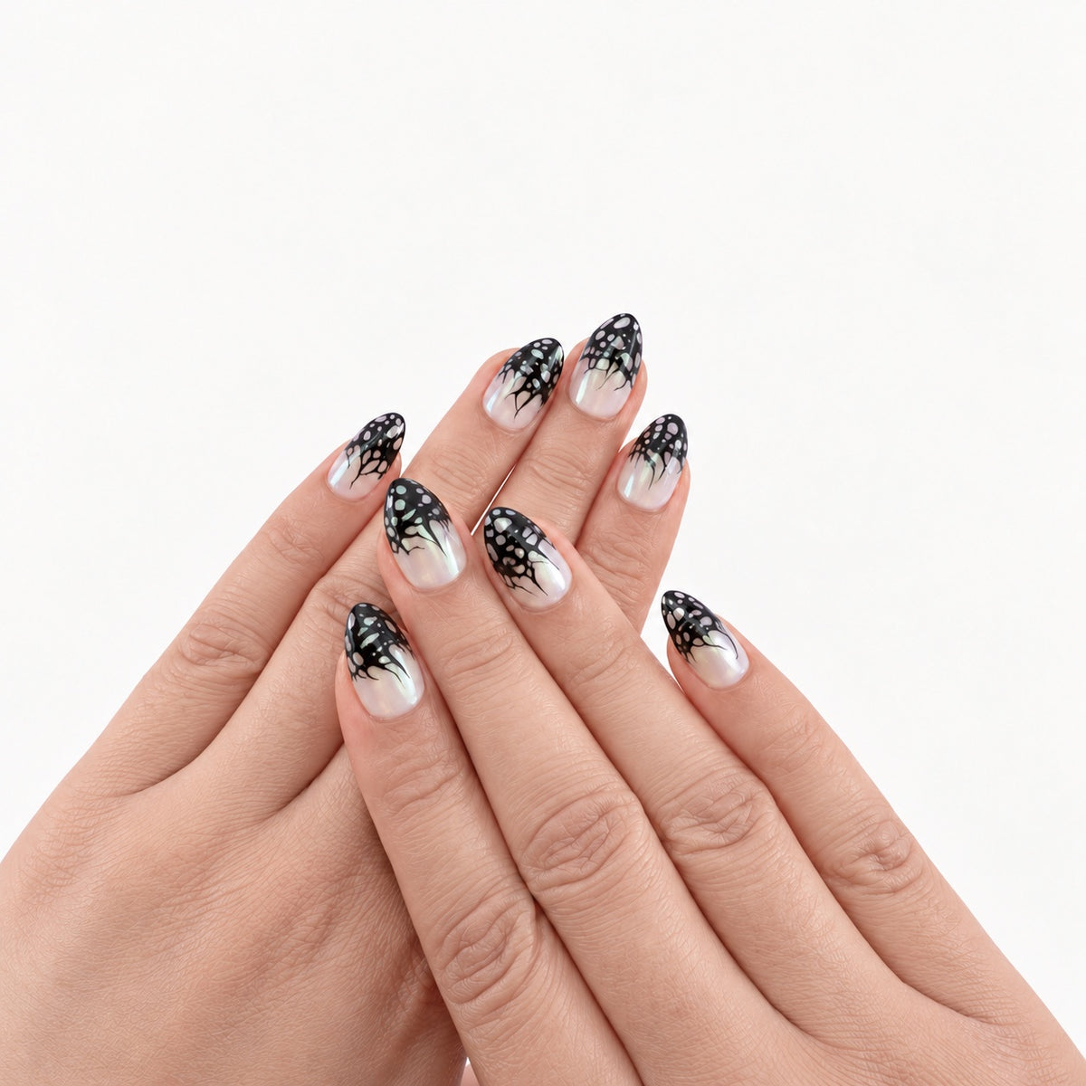 Ghost Lace — press-on nails nacrés aux pointes en dentelle noire, vue sur les mains