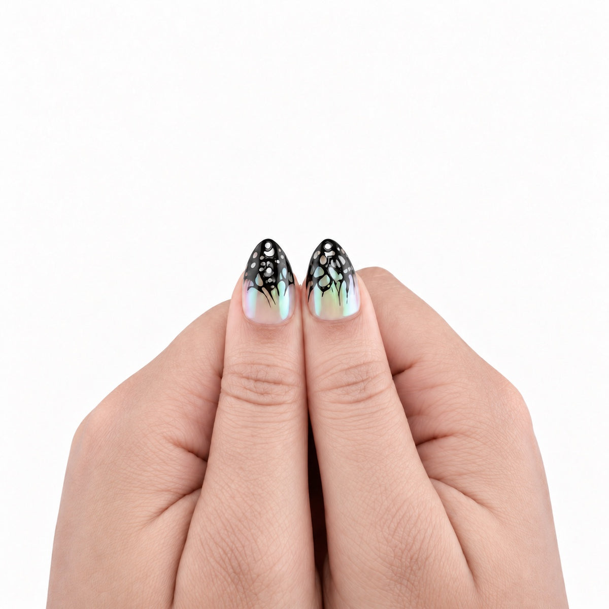 Ghost Lace — press-on nails nacrés aux pointes en dentelle noire, détail des pouces