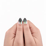 Ghost Lace — press-on nails nacrés aux pointes en dentelle noire, détail des pouces