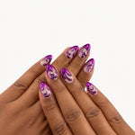 Liquid Plum Mini — press-on nails amande courts nude et chrome prune, vue sur les mains