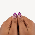 Liquid Plum Mini — press-on nails amande courts nude et chrome prune, détail des pouces
