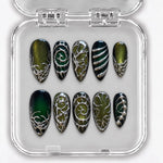 Press-on nails NELI – Emerald Relic – coffret de 10 ongles