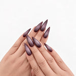 Twilight Veil Long — press-on nails stiletto longs au dégradé prune, vue sur les mains