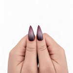 Twilight Veil Long — press-on nails stiletto longs au dégradé prune, détail des pouces