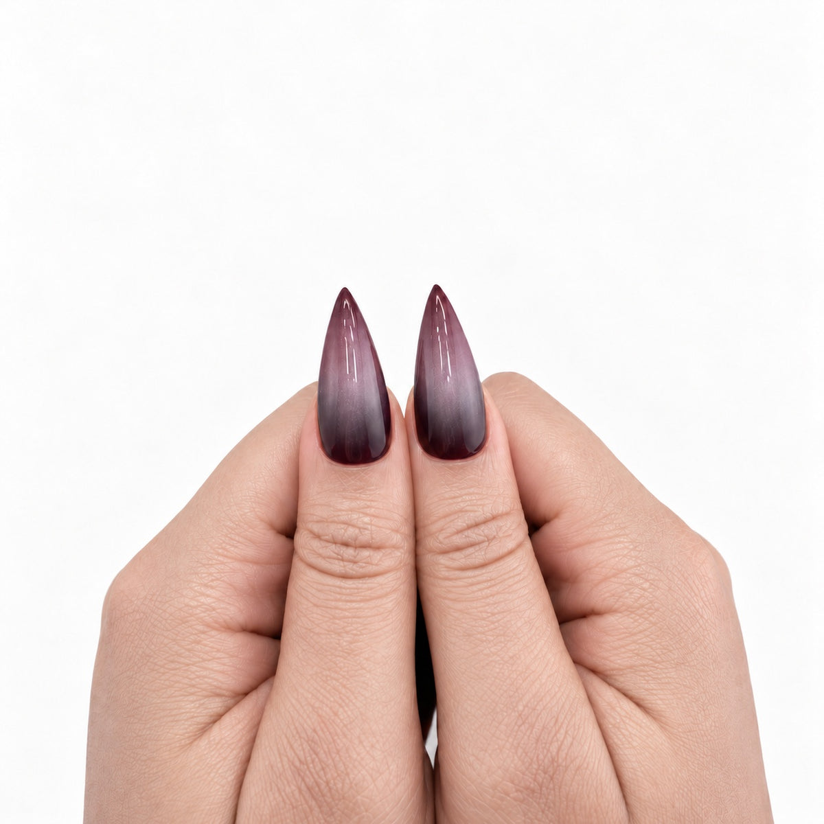 Twilight Veil Long — press-on nails stiletto longs au dégradé prune, détail des pouces