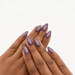 Twilight Veil Mini — press-on nails amande courts au dégradé prune, vue sur les mains
