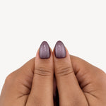 Twilight Veil Mini — press-on nails amande courts au dégradé prune, détail des pouces
