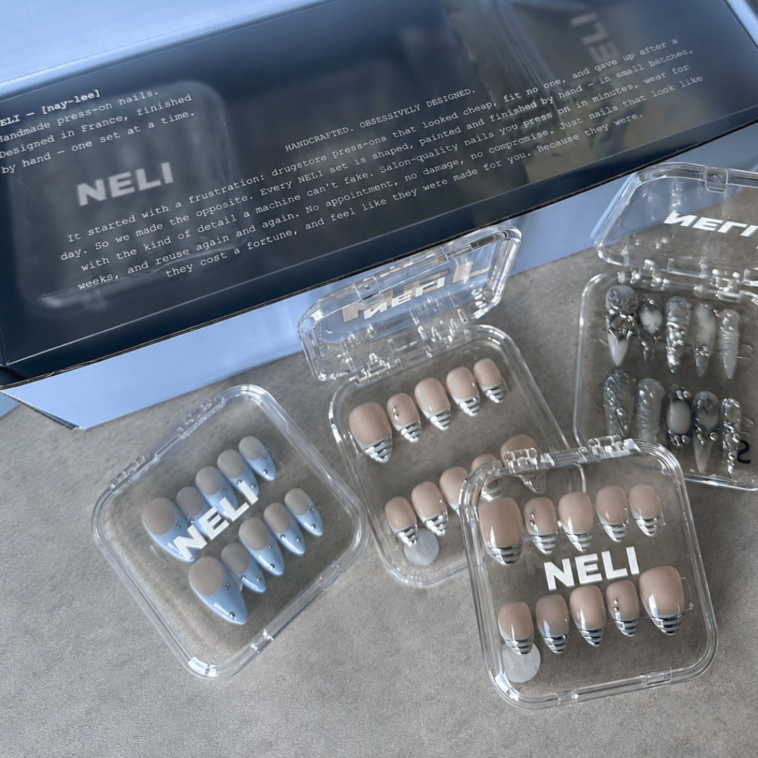 Plusieurs styles de press-on nails NELI présentés comme une collection d’accessoires