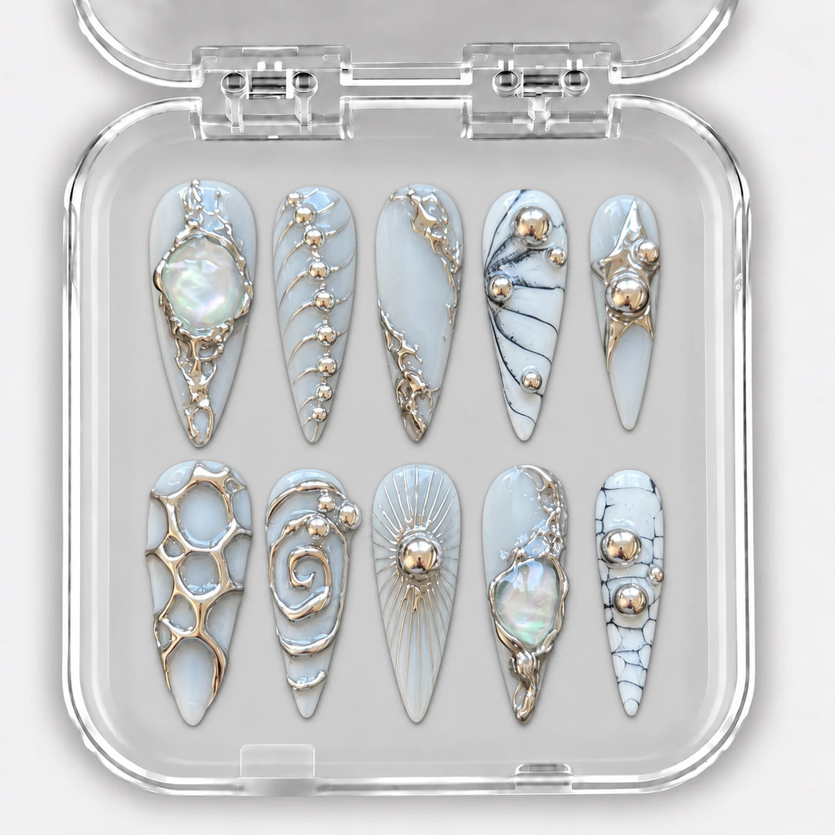 OPAL RELIC — 10 press-on-nägel, Stiletto, lang. Milchweiß, Perlmutteffekt und Metalldetails.