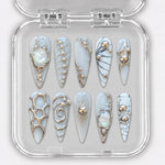 OPAL RELIC — 10 press-on-nägel, Stiletto, lang. Milchweiß, Perlmutteffekt und Metalldetails.