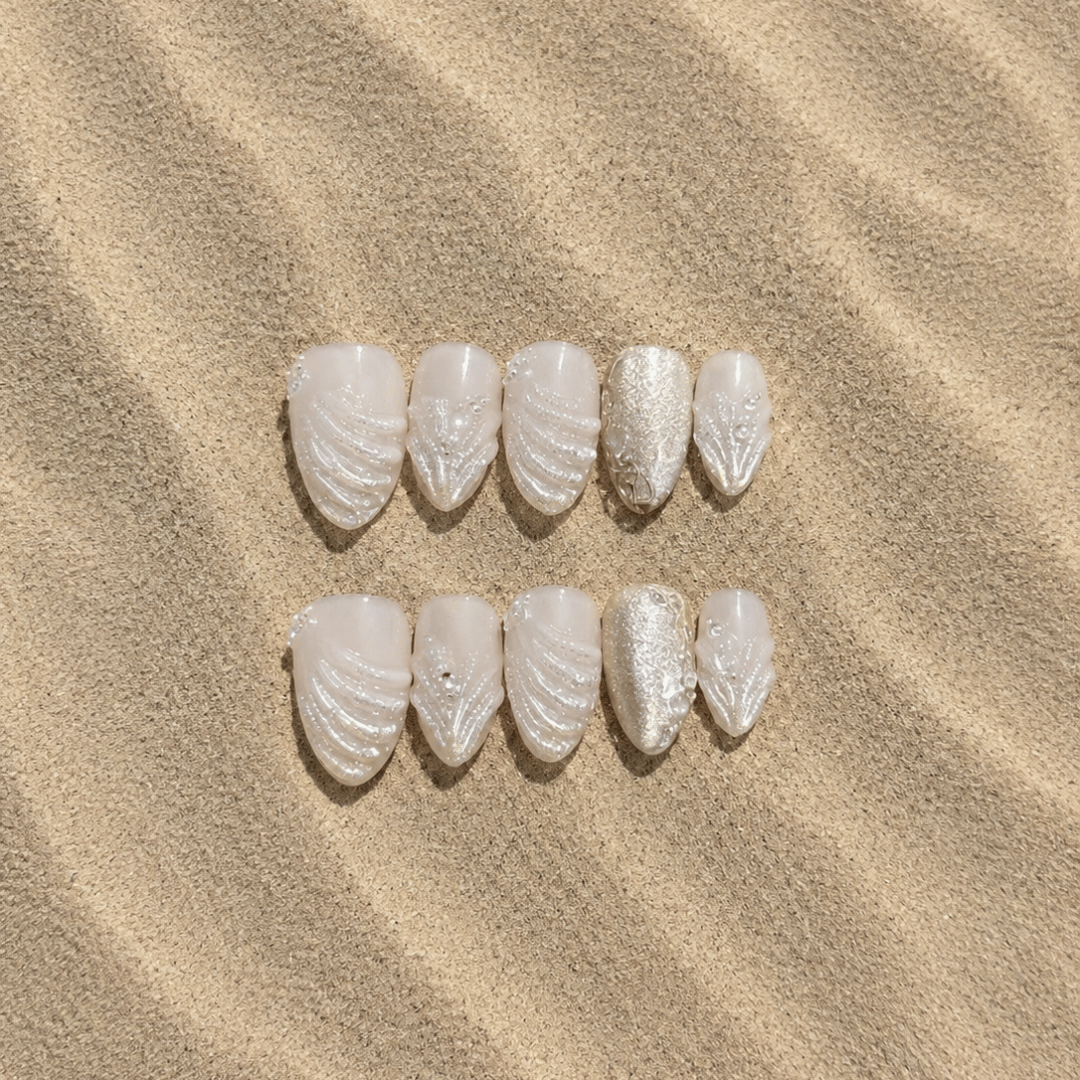 Seasilk Mini – Press-On Nails NELI sur sable