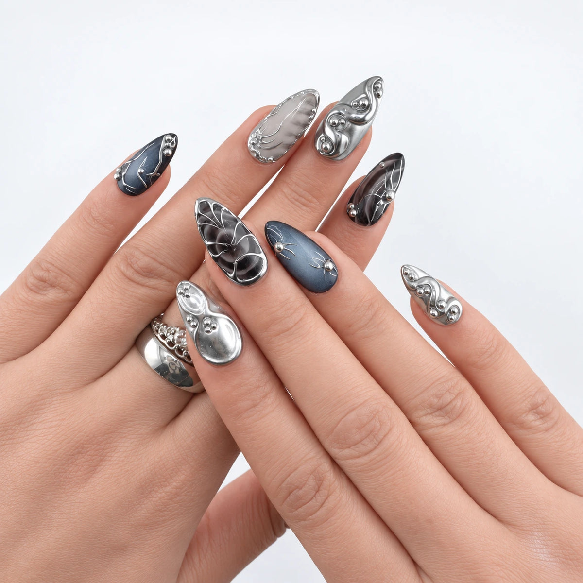 SILVER PHANTOM — Press-on nails NELI portés, vue des mains croisées.