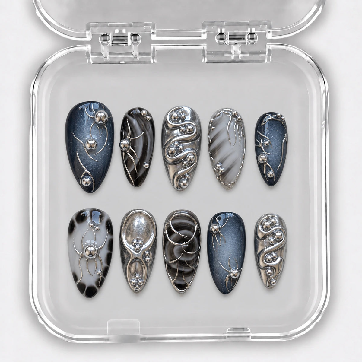 SILVER PHANTOM — 10 uñas press-on, Almendra, medias. Azul noche, marmolado negro y cromo.