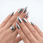 SILVER TOUCH — Press-on nails NELI portés, vue des mains croisées.