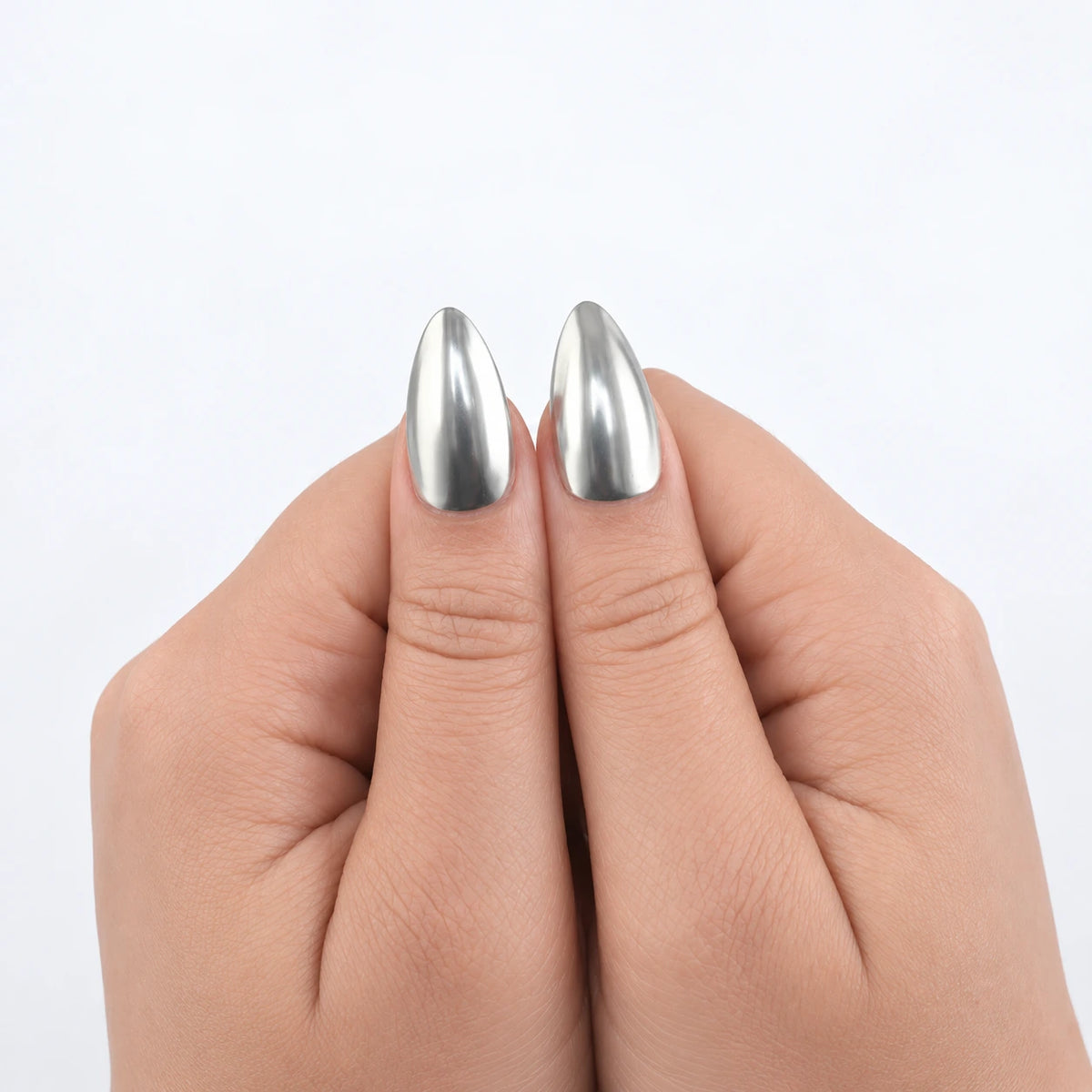 SILVER TOUCH — Press-on nails NELI portés, gros plan des deux pouces.