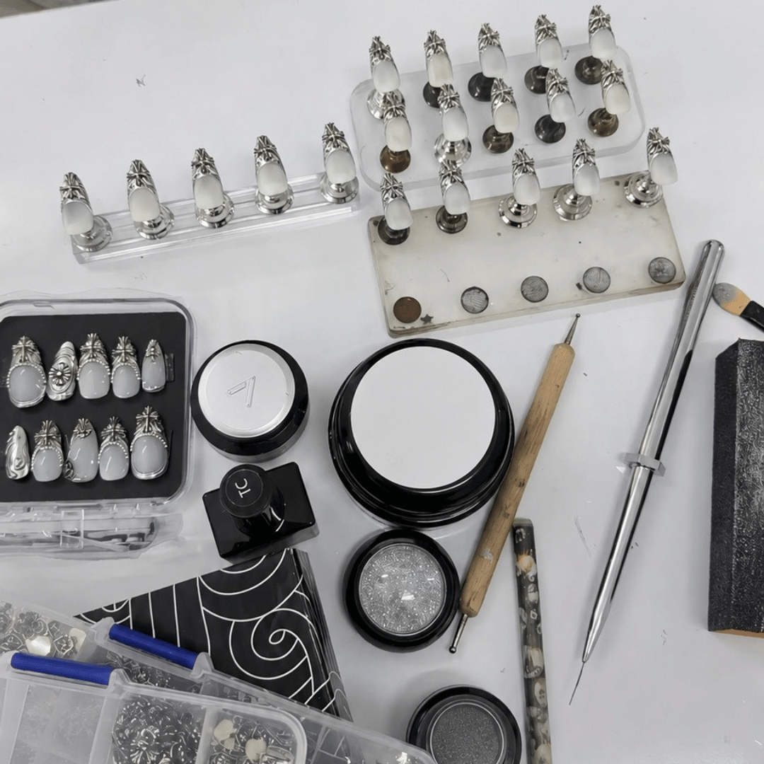 Table de travail utilisée par les nail artists NELI pour fabriquer les sets à la main